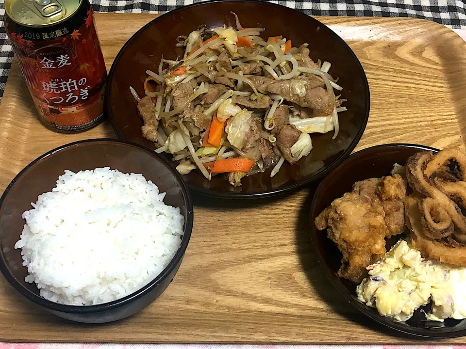 今日の夕食 ☆トンテキ肉で肉野菜炒め ☆唐揚げ ☆イカリングフライ ☆ポテトマカロニサラダ ☆ビール🍺|まぁたんさん