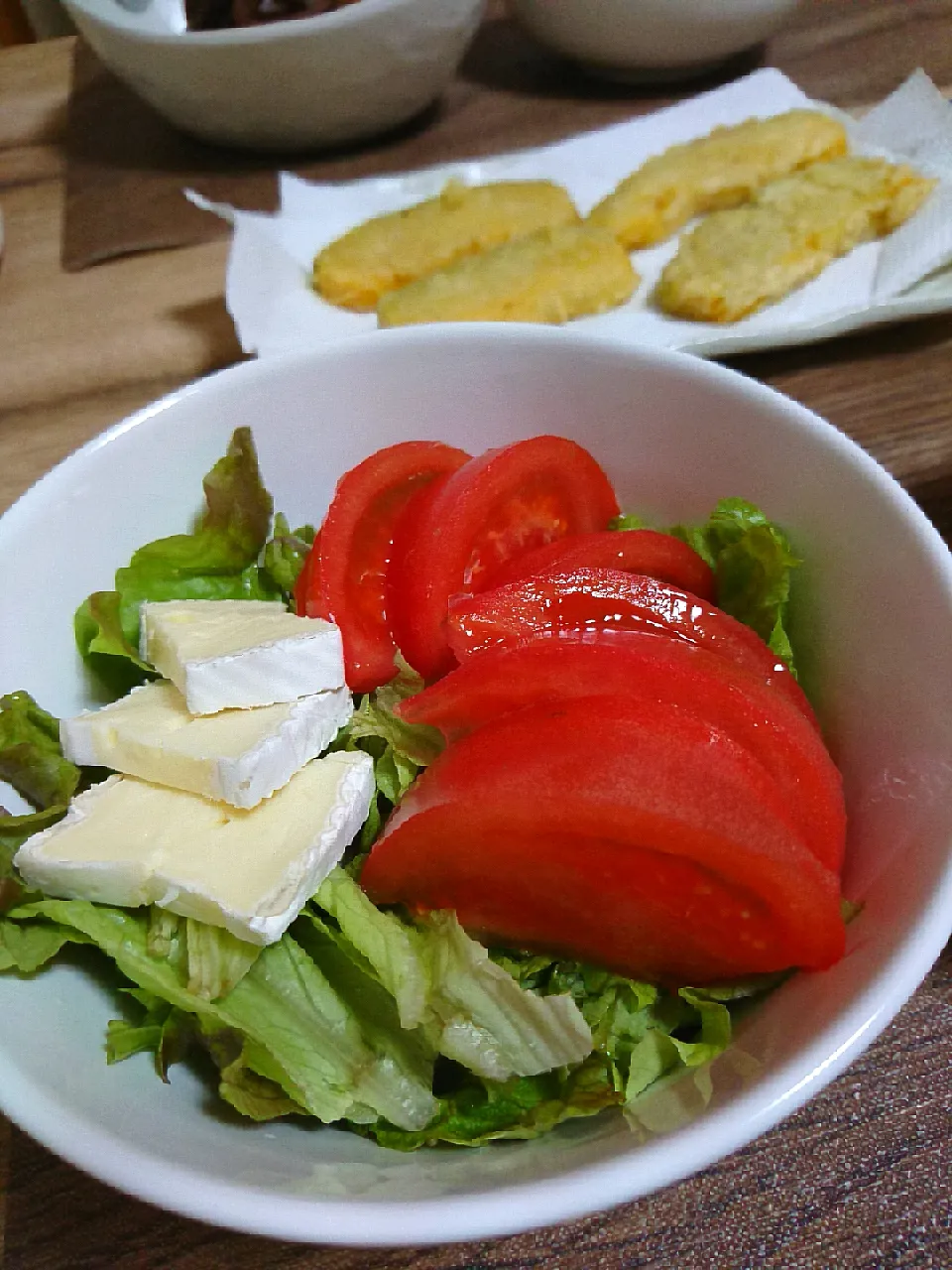 カマンベールチーズとトマトサラダ🍅|かめさん