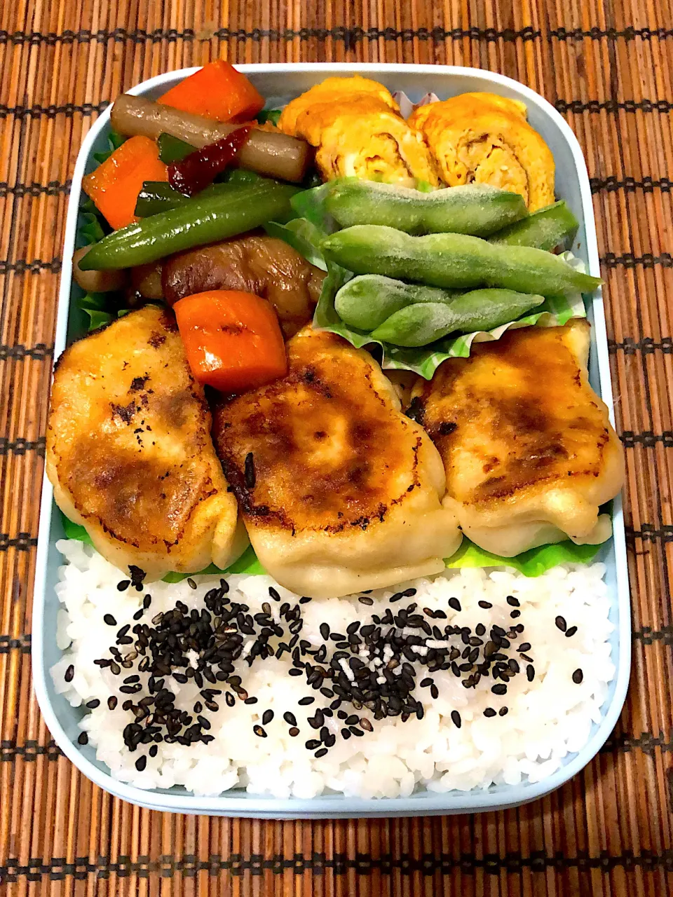 明日の勤務は早出💦思い切って、晩ごはんの残り物(餃子)で明日のお弁当詰めてみました😁|いっちさん