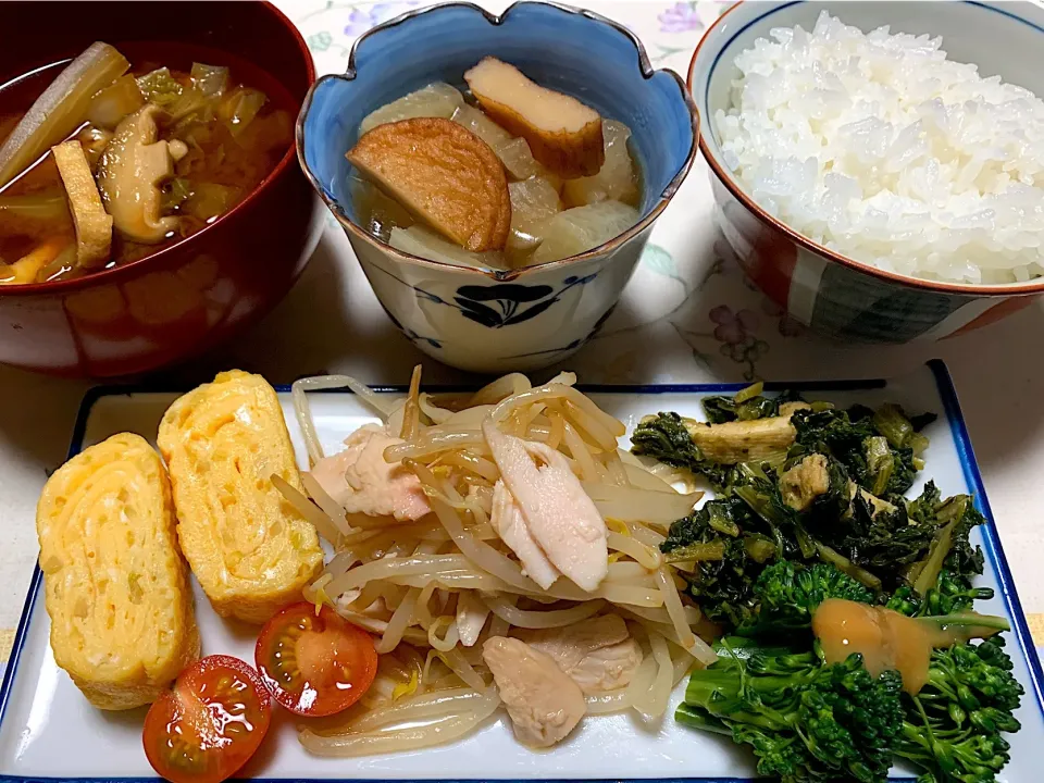 Snapdishの料理写真:朝ごはん、さつま揚げ煮、もやしナムル|Isimura Hidekiさん