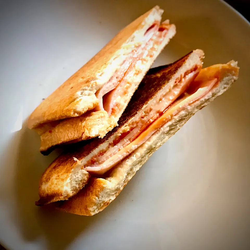 朝食に、ダブルハムチーズホットサンドを頂きます😋👍🎵|ギムレットさん