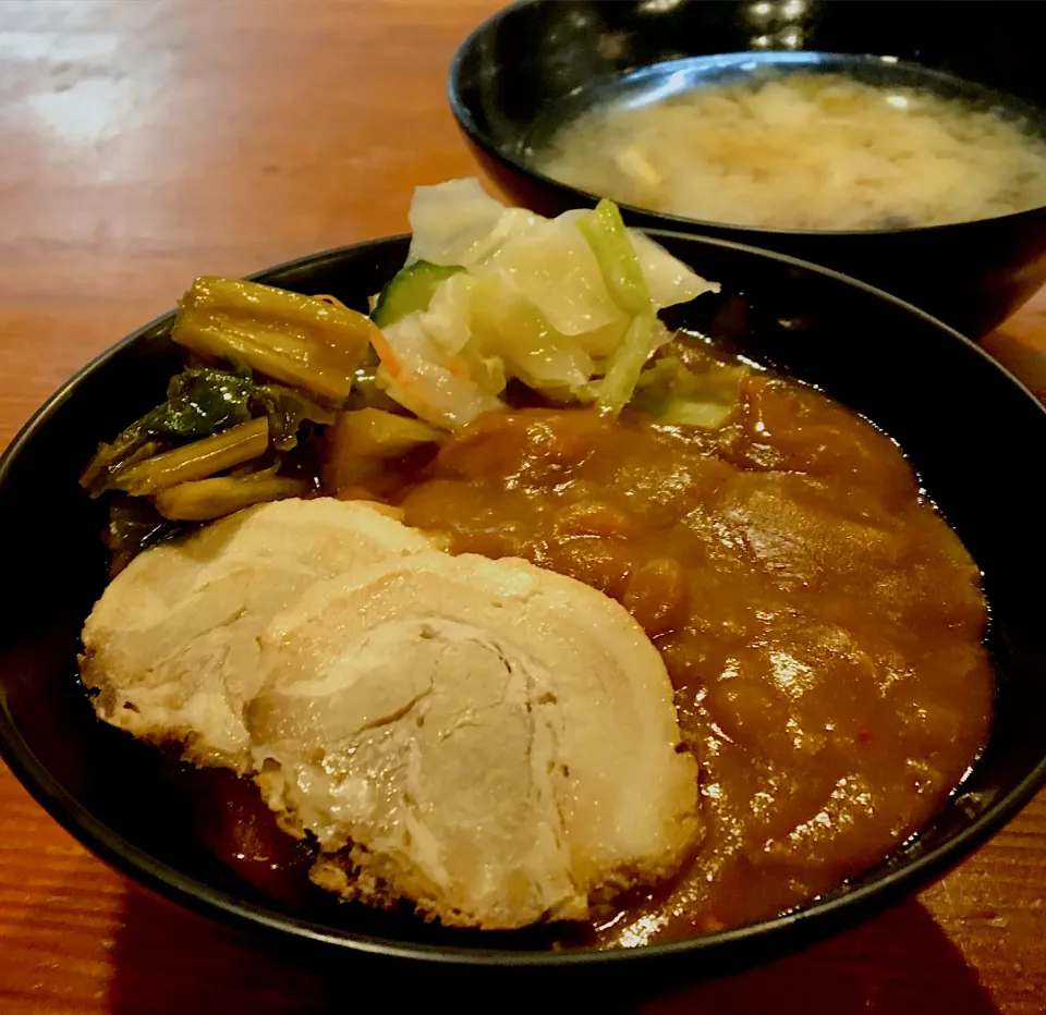 晩ごはん⭐️⭐️⭐️                                              豆板醤で辛味up。チャーシュートッピングカレーと生姜入り味噌汁。|ぽんたさん