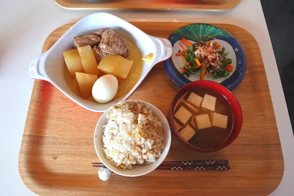 今日の昼食 豚肩ロースの角煮、ピーマンのきんぴら、麦ご飯、高野豆腐とわかめの味噌汁|pinknari🐰🌈さん