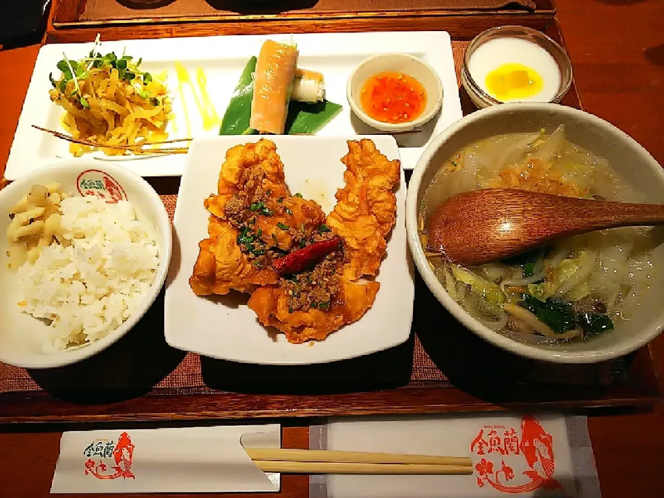 若鶏の唐揚げ～肉そぼろのチャイニーズソース～
五目野菜のフォー
ツナと青パパイヤのサラダ
スモークサーモンの生春巻き

金魚蘭|∞aya∞さん