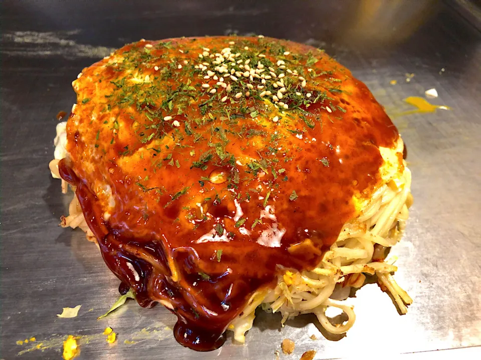 Snapdishの料理写真:お好み焼き 肉玉そば イカ天トッピング|T. Wonderさん