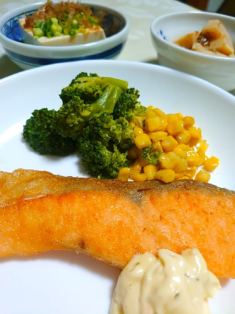 サーモンムニエル
温ヤッコと竹の子オカカ煮
で夕飯|🍒ふみりん🍒さん