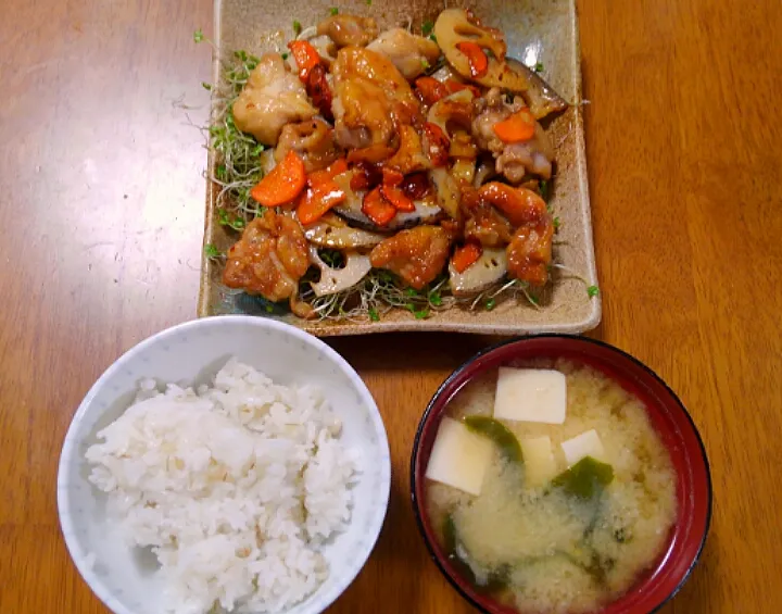 １２月９日　鶏肉とれんこんの甘辛炒め　わかめと豆腐のお味噌汁|いもこ。さん