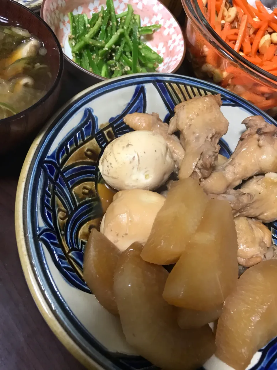 Snapdishの料理写真:12月13日晩ご飯。手羽元大根煮、人参と豆サラダ、ピーマンナムル、お味噌汁。|あやさん