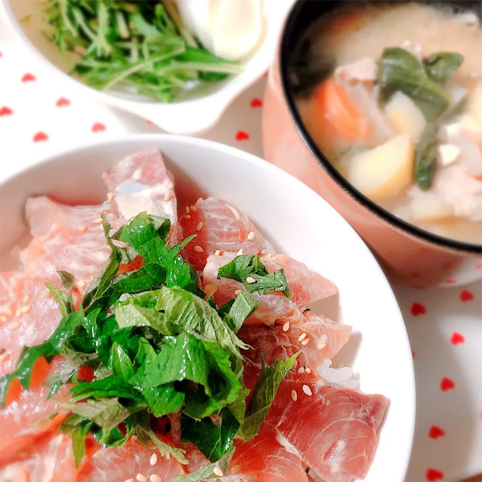 天然ハマチの漬け丼＊れんこん入り豚汁|ぁゃ🍃さん