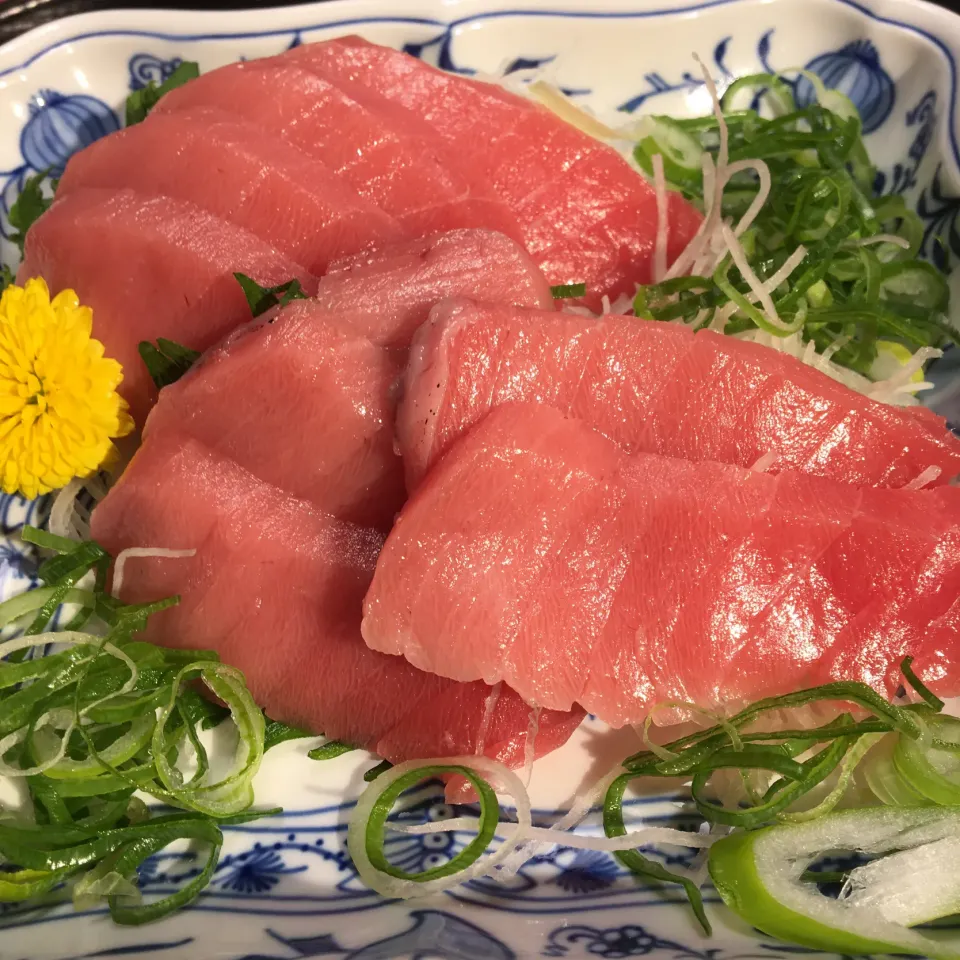 Snapdishの料理写真:マグロの刺身|通風じいさんと糖尿ばあさんの食卓さん