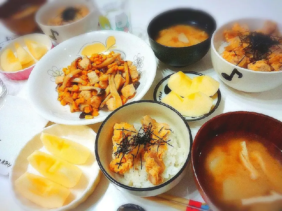 親子丼
カジキとコーンとエリンギのバター醤油炒め
お味噌汁(里芋、油揚げ)
りんご|プリン☆さん