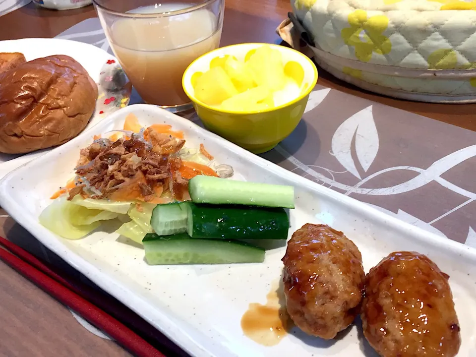 Snapdishの料理写真:日曜日の朝ごはん
つくね照り焼き、茹でキャベツと人参酢漬けとカチリとフライドオニオンのサラダ、きゅうり、ホテルブレッド、黒糖ロール、マミー、パイナップル添えヨーグルト|かよちゃんさん