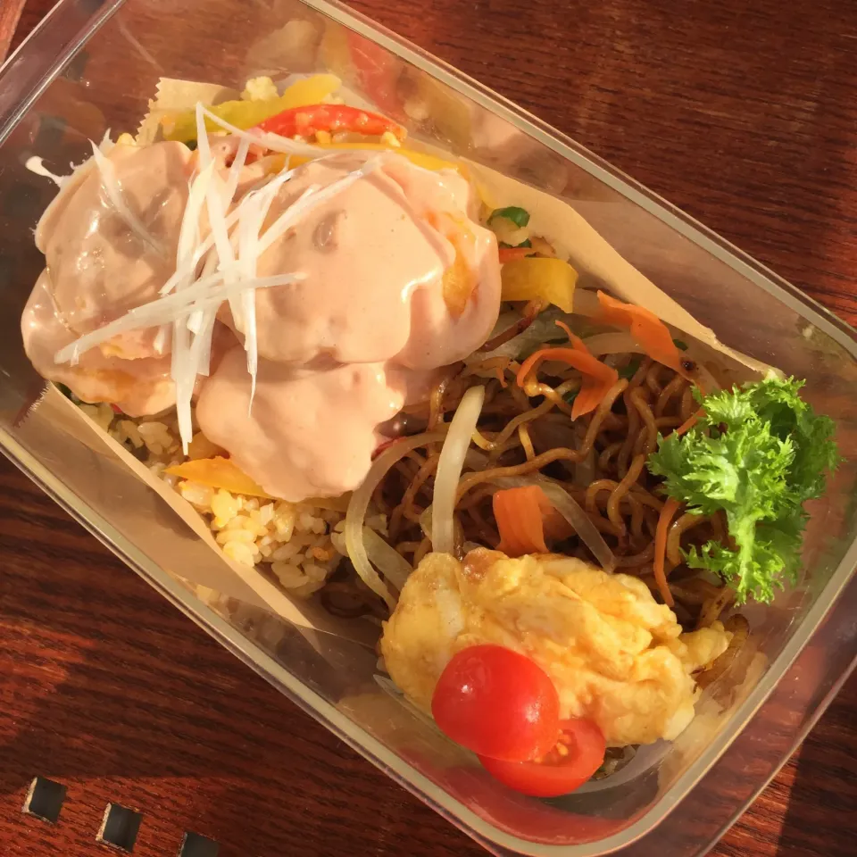 Snapdishの料理写真:オイスターソース焼そばと海老マヨのせ炒飯弁当|Kさん