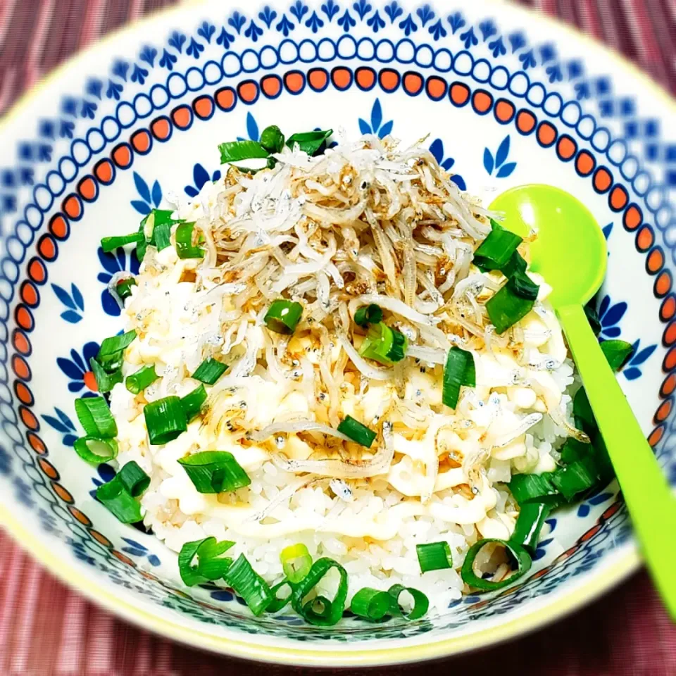 Snapdishの料理写真:マヨラーの
ちりめんじゃこ丼|yukaringoさん