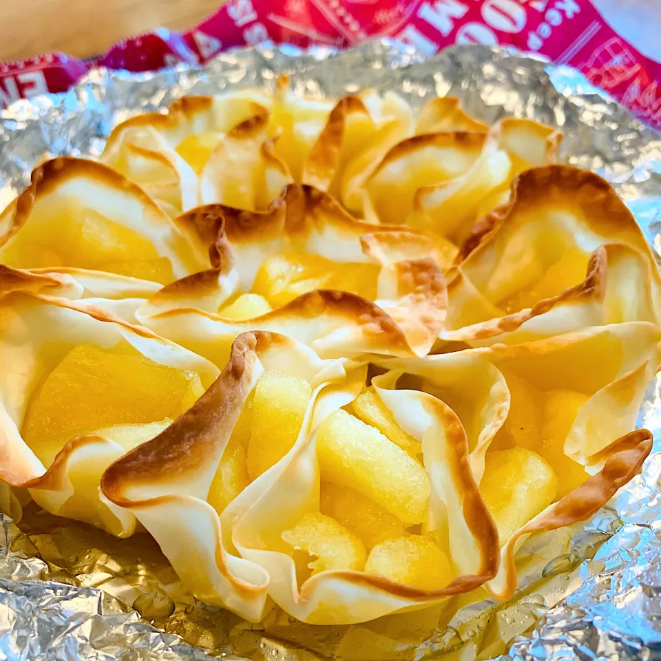 Snapdishの料理写真:餃子の皮deオープンアップルパイ焼き上がり🍎|いちごさん