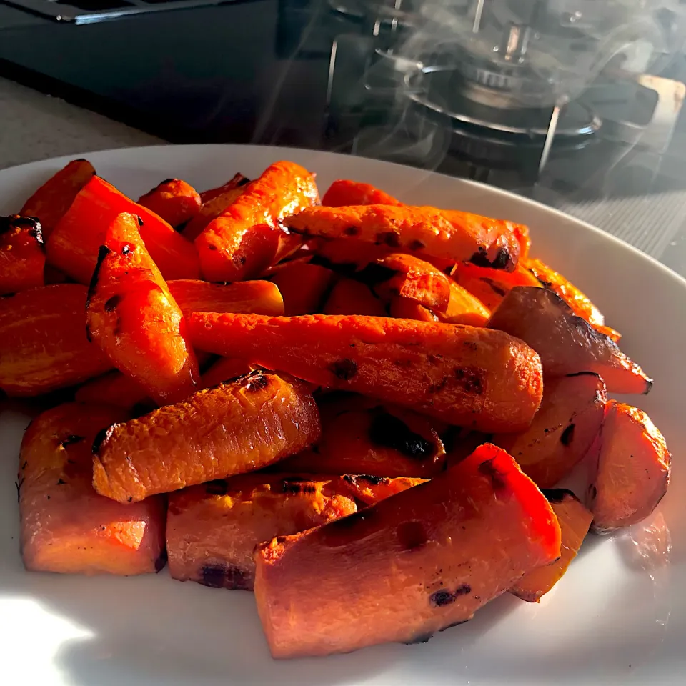 焼き人参🥕 オイルと塩だけ✨魚焼きグリルでほっくり🥕✨|ヨッチャンさん