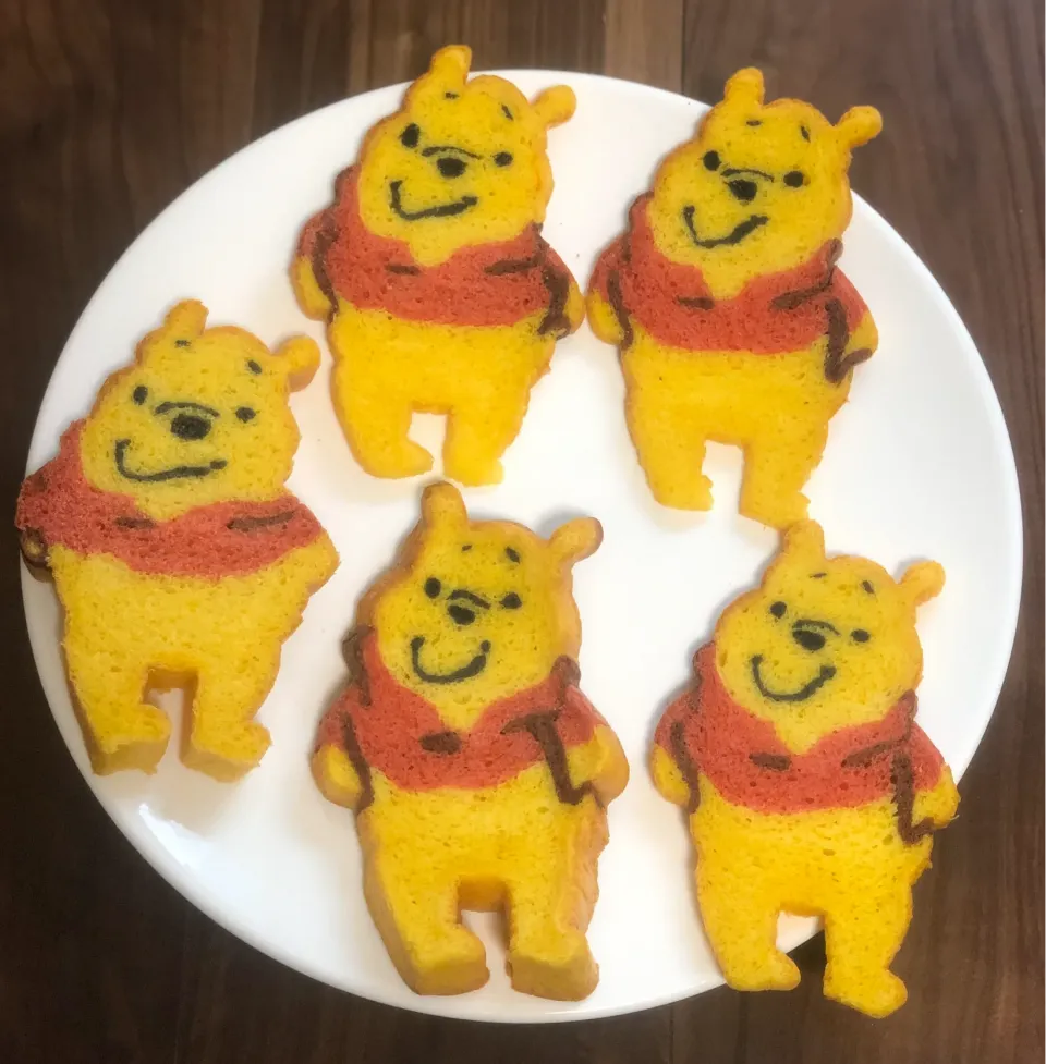 Snapdishの料理写真:くまのプーさんのパンを焼きました🍯(´･-･`)|izuyoさん