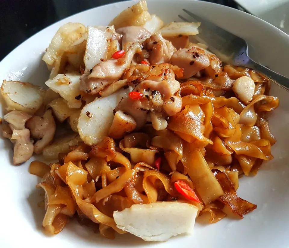 Snapdishの料理写真:stir fry kueh teow chicken and fish cakes|🌷lynnlicious🌷さん