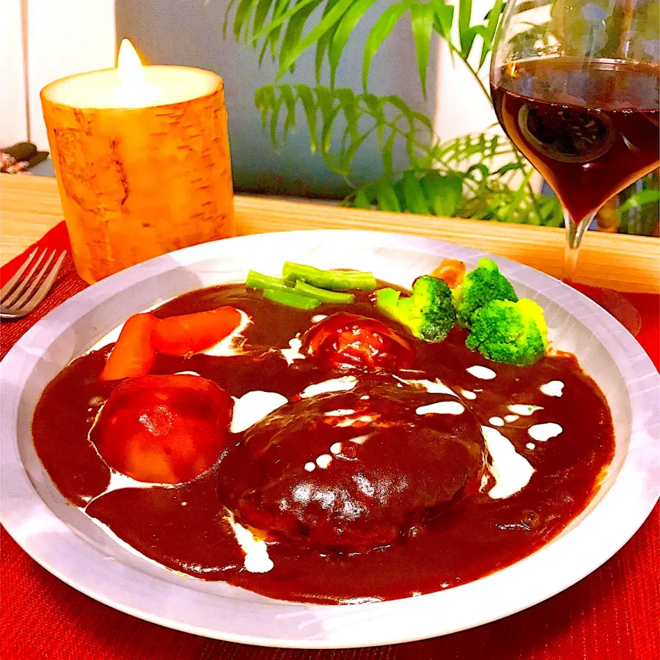 当店へおいで下さいましてありがとうございます。本日のイチ押し🥘煮込みハンバーグシチューでございます。（笑）ごゆっくりお召し上がりください。😌|Sの食卓さん