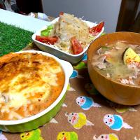 信州の秘蔵みそを使った豚汁　　オニオンサラダ　　焼き鳥とキムチ&焼き葱と里芋のグラタン