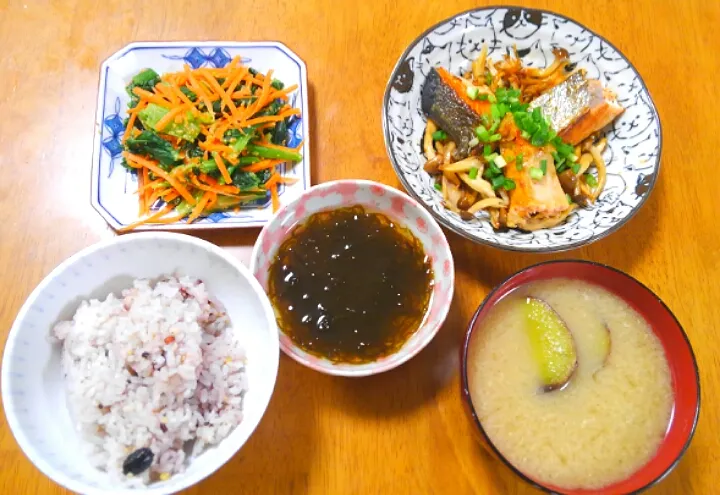 １２月１２日　鮭としめじのバター醤油
小松菜のナムル　もずく　さつまいものお味噌汁|いもこ。さん