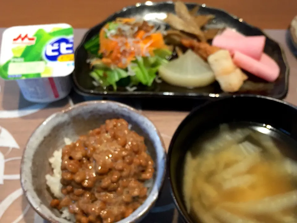 Snapdishの料理写真:朝ごはん
大根とはんぺんの煮物、きんぴらゴボウ、茹でキャベツと人参酢漬けとかチリのサラダ、ハム、白米、納豆、白菜と揚げの味噌汁、アロエヨーグルト|かよちゃんさん