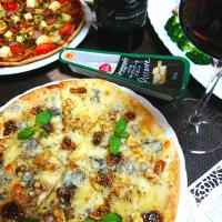 ゴルゴンゾーラとドライフィグと胡桃のデザートピザ♪   ワインにぴったり！