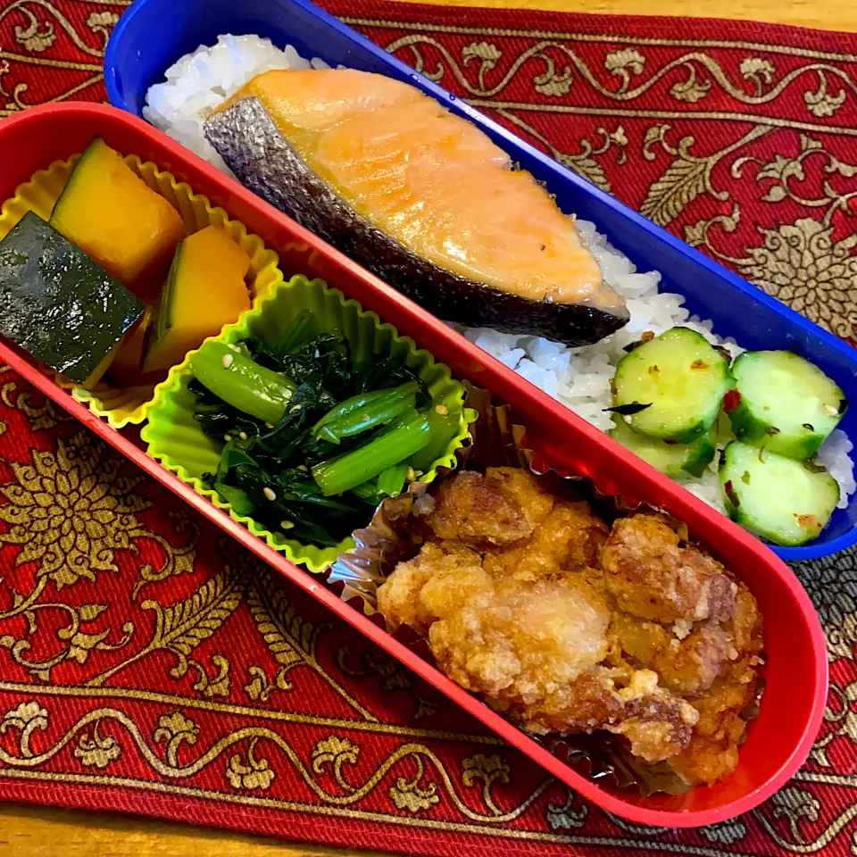 鳥の唐揚げと、小松菜の胡麻和えと、南瓜の煮物と、焼き鮭弁当|もえさん