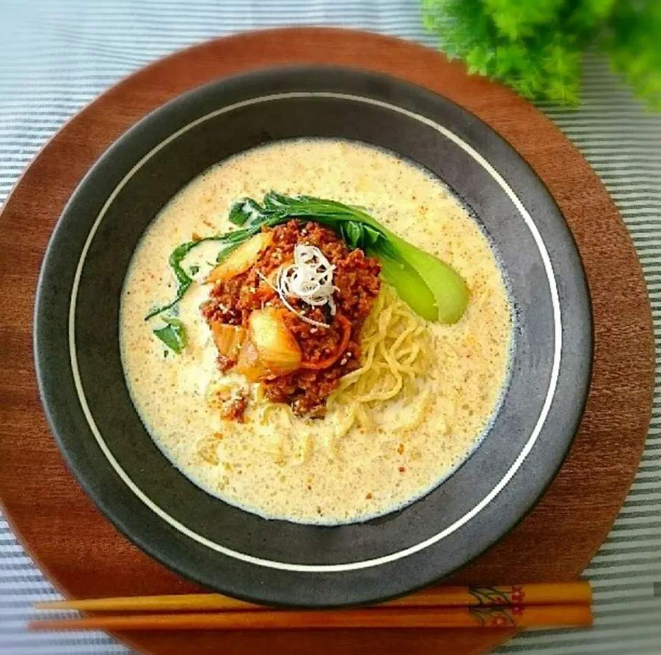 ミルク担担麺

難しい材料は使っていません
豆板醤控えめのマイルドな辛さで
すりごまのコクが引き立つ
飲み干せるスープです。

オススメです✧😊|Keitoさん