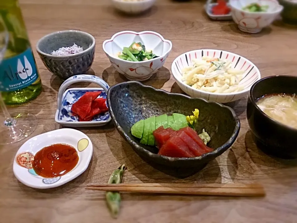 Snapdishの料理写真:まぐろとアボカドのある食卓|古尾谷りかこさん