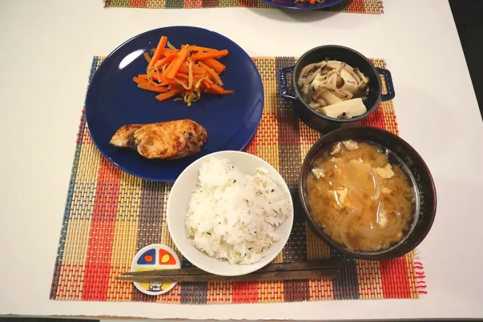 今日の夕食 焼き魚(めかじき）、切り干し大根と高野豆腐の煮物、玉ねぎと卵の味噌汁|pinknari🐰🌈さん