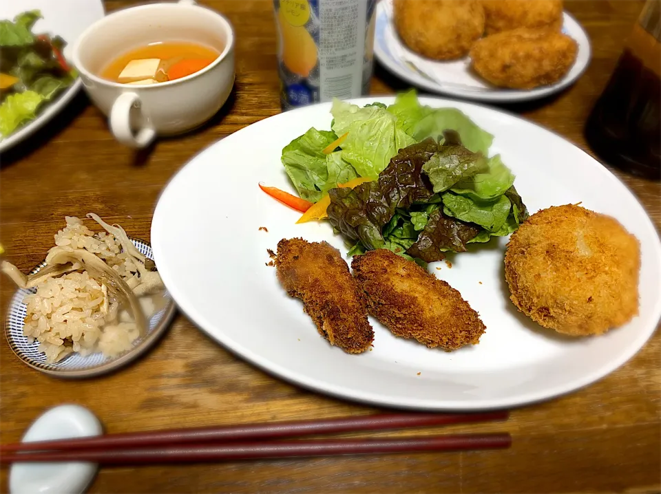 コロッケ・牡蠣フライ・サラダ・舞茸の炊き込みご飯・味噌汁|ちびろ菌さん