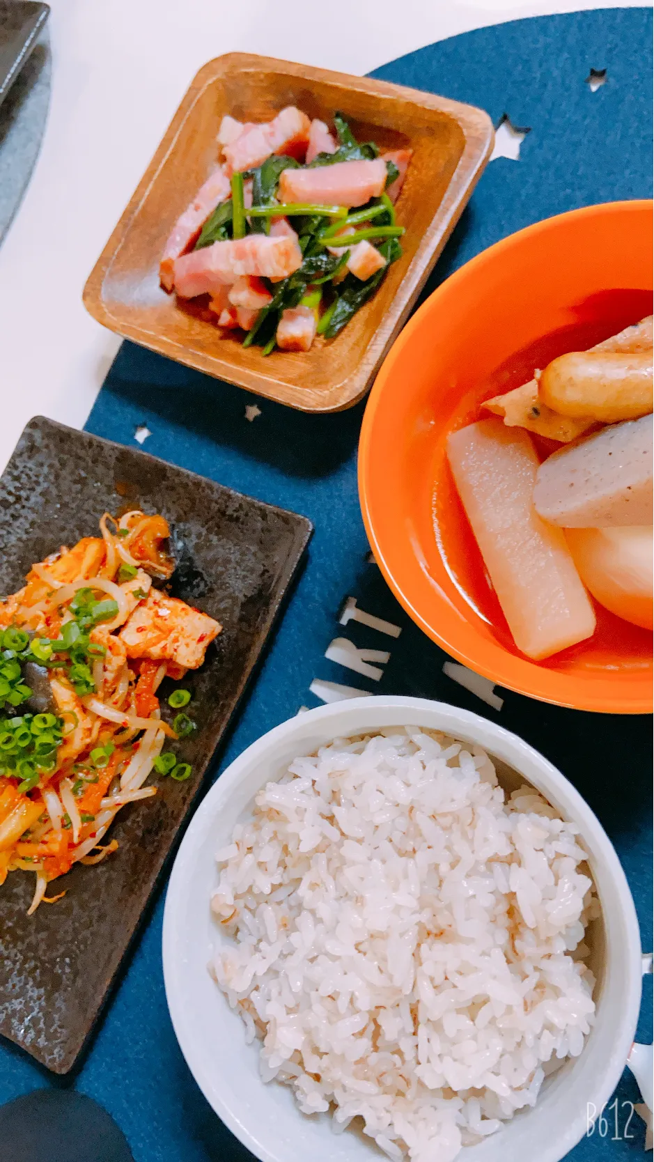 Snapdishの料理写真:今日の晩御飯😋豚キムチ🐷と昨日の残りのおでん🍢|ゆきさん