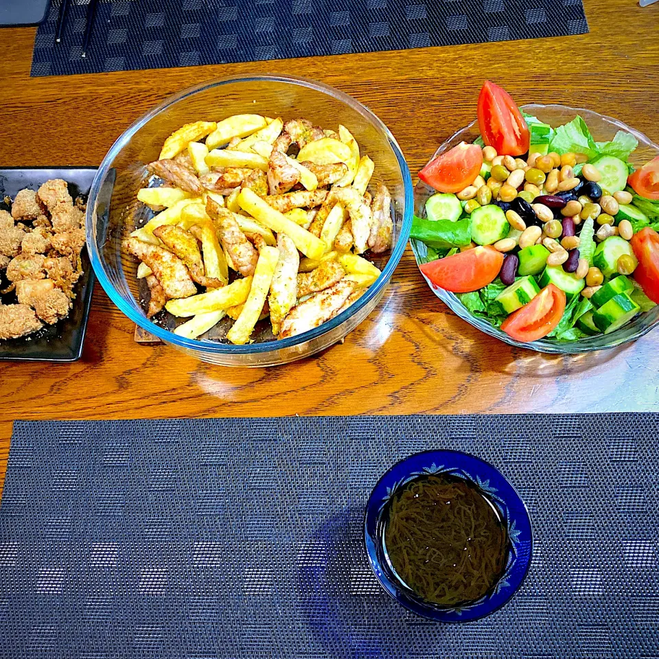 豚ロースとジャガイモのから揚げ、カレーチーズ味トマト、胡瓜、豆のサラダ、モズク三杯酢|yakinasuさん