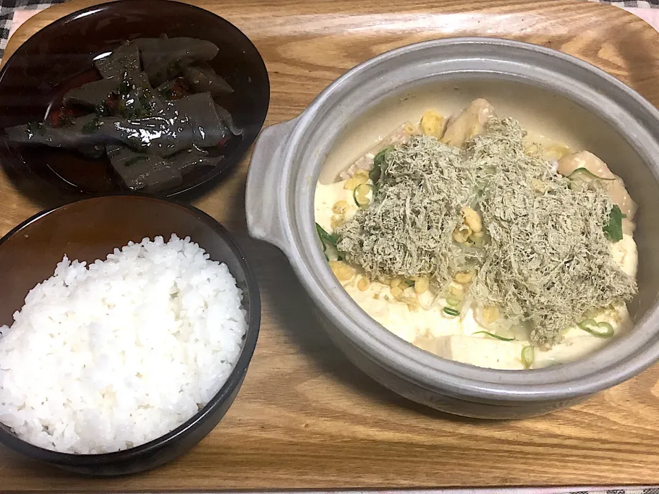 今日の夕食 ☆焼あごだし鍋つゆで簡単湯豆腐 ☆ピリ辛こんにゃく|まぁたんさん