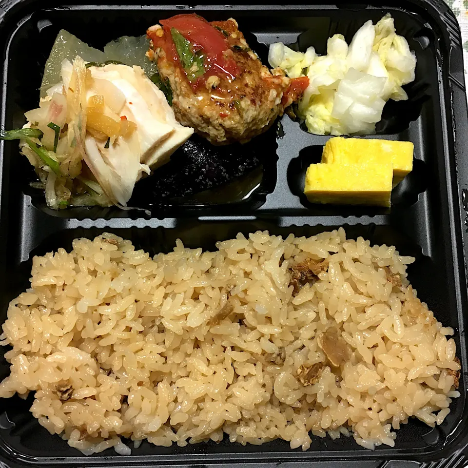 日替わり弁当（いきいき鶏ネギ塩だれ、ハンバーグ塩麹トマトソース、生姜ごはん）|こいちさん