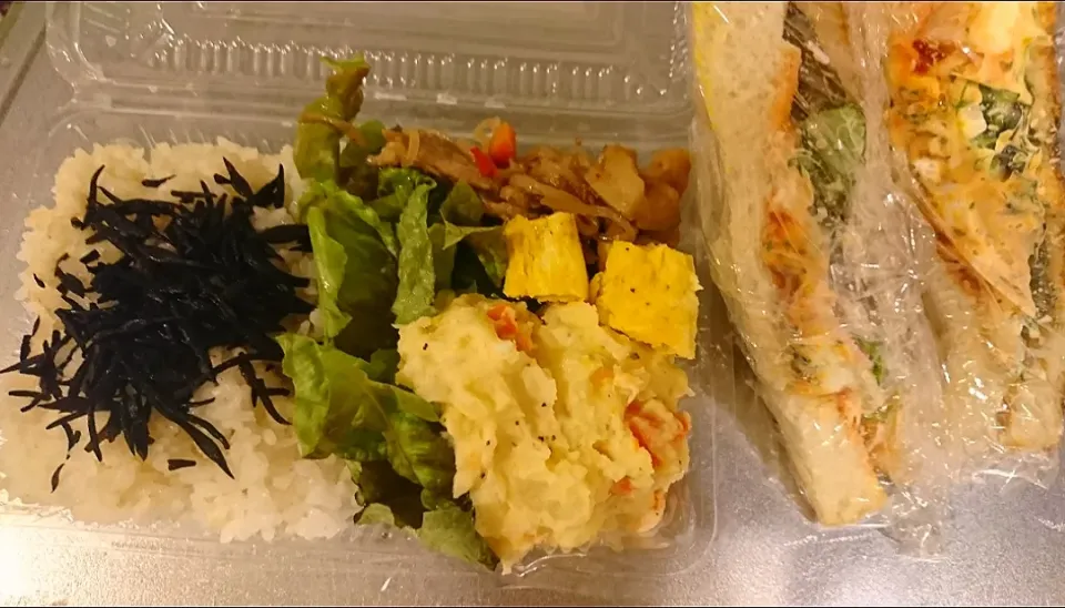 Snapdishの料理写真:🍱🍴手抜き弁当



#ポテトサラダ
#レンコンとお肉炒め 
#たまご焼き 
#ひじきご飯
#サンドイッチ
#使い捨て容器楽チン
#彼氏弁当|MAO___さん