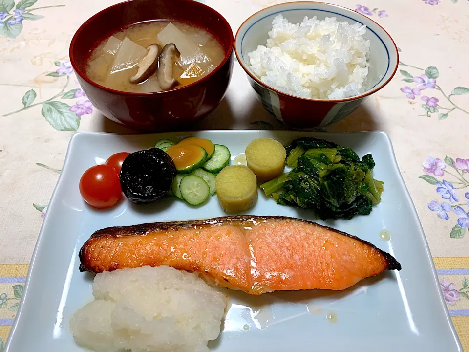 Snapdishの料理写真:朝ごはん、鮭塩麹漬|Isimura Hidekiさん