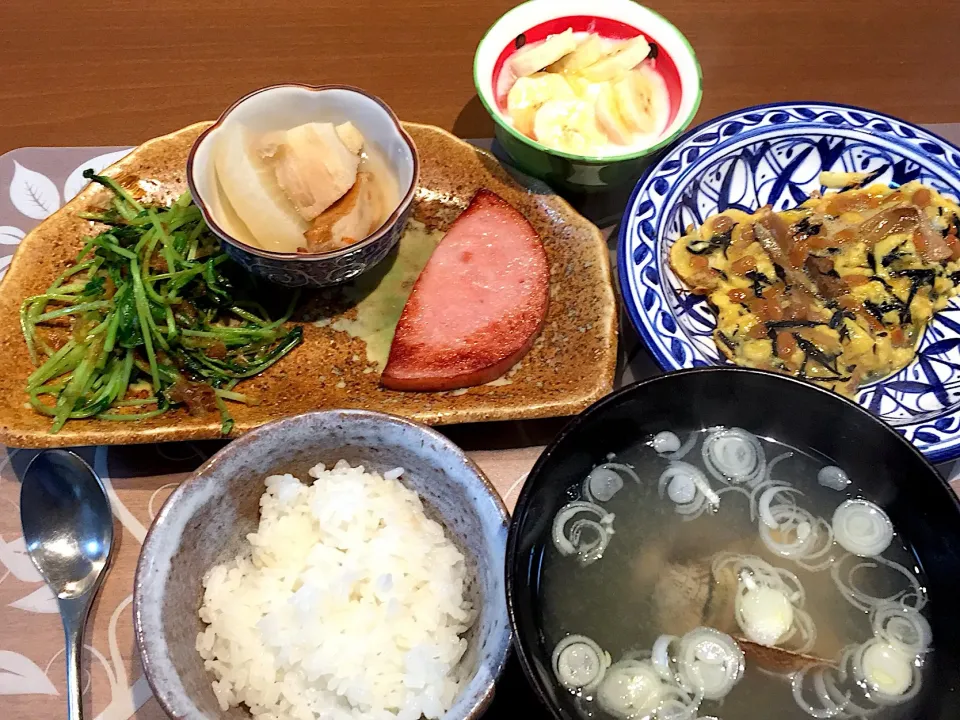 朝ごはん
ハムステーキ、豆苗の炒め物、大根とはんぺんと麩の煮物、白米、納豆とヒジキのオムレツ、あさり味噌汁、バナナ添えヨーグルト|かよちゃんさん