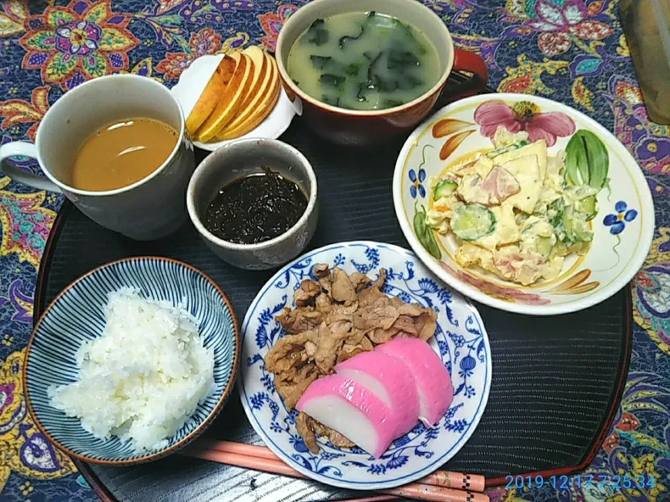 よねばーばの朝ごはん
朝食べたい物を並べての朝ごはん
ポテトサラダ
ほうれん草のスープ
もずく酢
豚肉の生姜焼き、蒲鉾、
ご飯、りんご、ミルクコーヒー、|yoneばーばさん