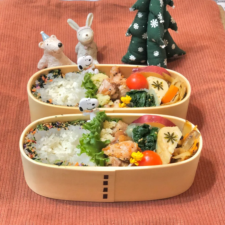 鶏モモハーブグリル☘の双子ちゃんお弁当💙❤️ 12/17|sweet homeさん