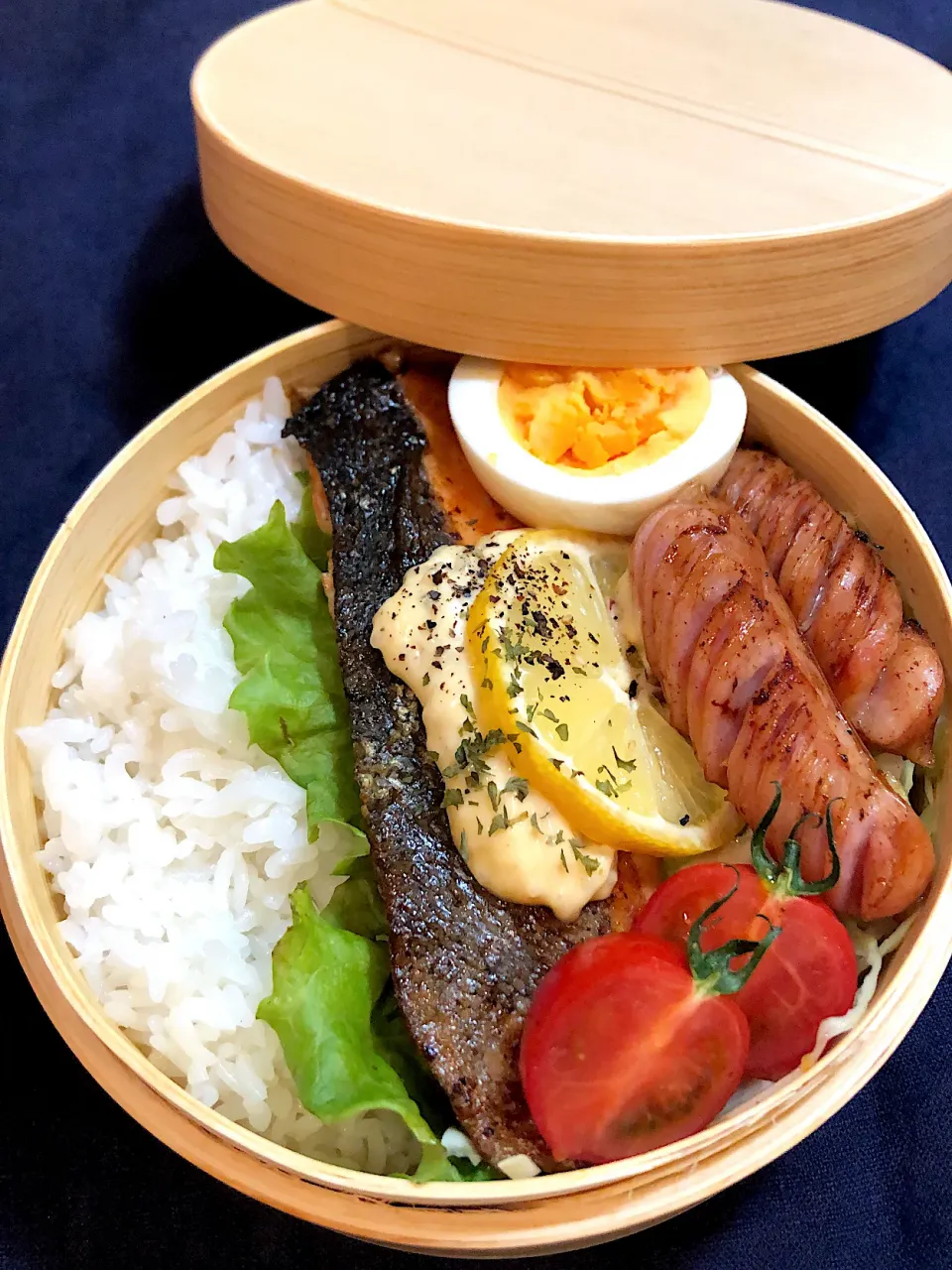 サーモン弁当🐟|はなえ飯さん