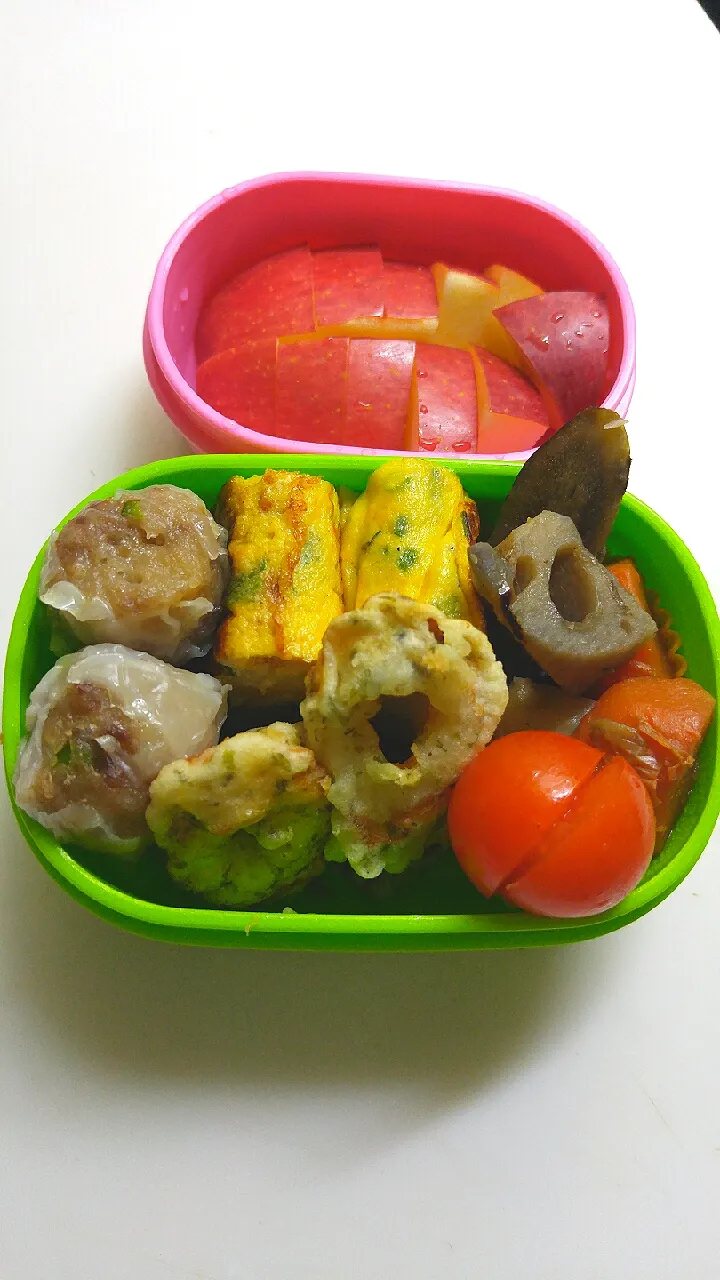 ☆保育園お弁当☆今日はお餅つきでおかずだけで良いらしい。筑前煮＊竹輪磯揚＊焼売＊ｼﾗｽ葱玉子焼き＊ミニトマト＊林檎|ｼｮｺﾗさん