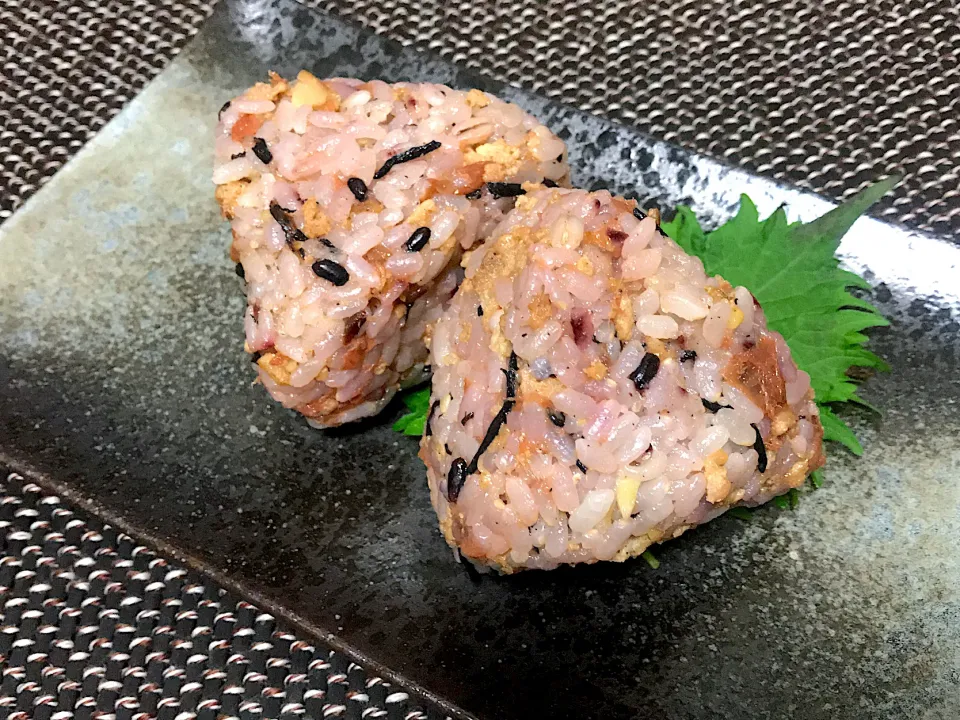 Snapdishの料理写真:梅ひじきの十六雑穀おにぎり|Tak@さん