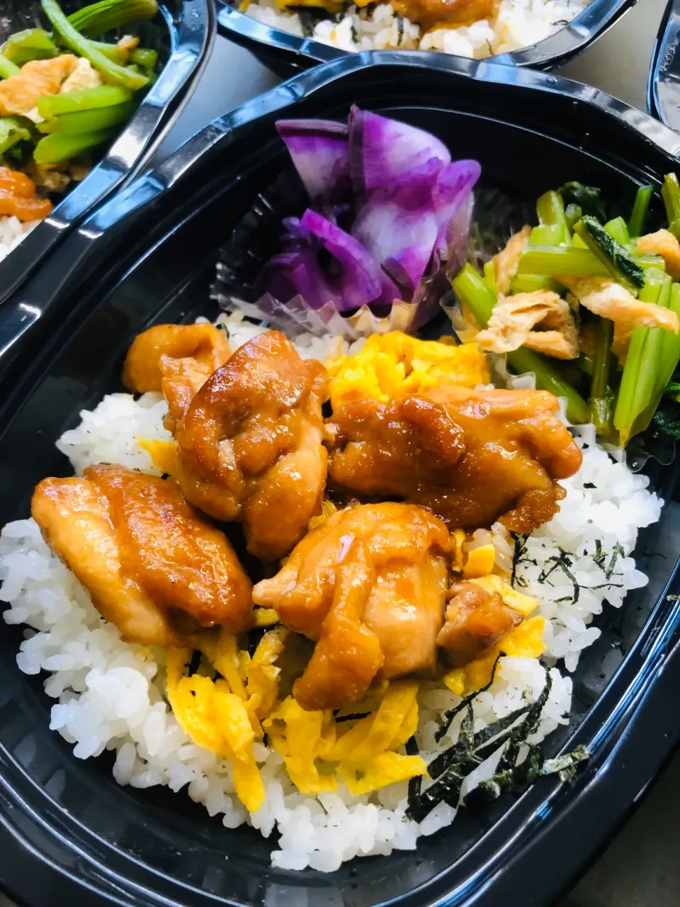 Snapdishの料理写真:鳥の照り焼き丼弁当♪|ちーちさん