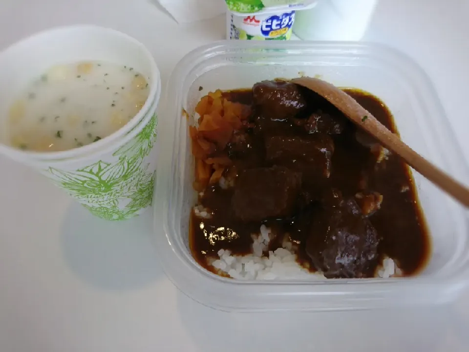 ★今日のお弁当★
☆セブンイレブン 金のカレー
☆ポテトのポタージュスープ
☆ヨーグルト|☆Chieco☆さん