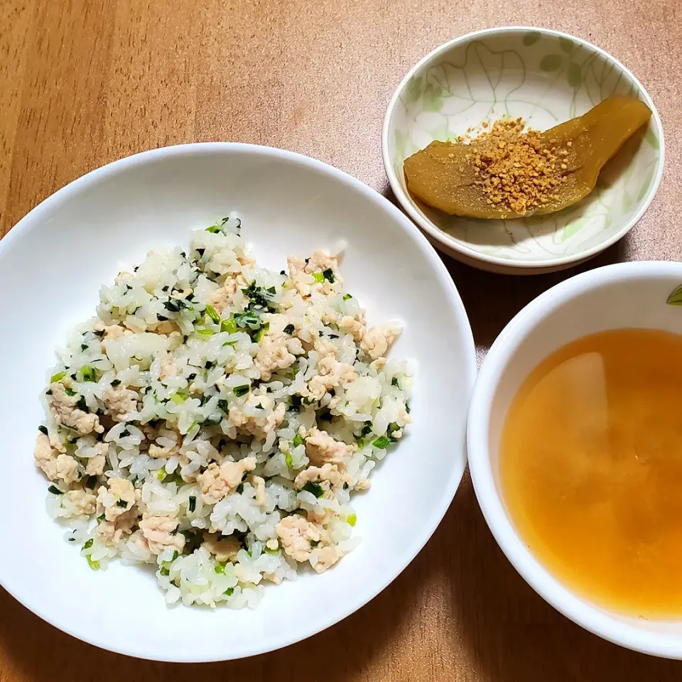 ネギと鶏そぼろの炒飯
なすの煮浸しごま和え
ミックスビーンズのお味噌汁|ナナさん