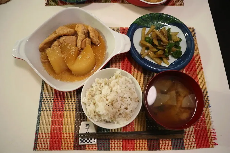 Snapdishの料理写真:今日の夕食 鶏むね肉と大根の煮物、じゃがいもとピーマンのオイスターソース炒め、麦ご飯、大根とわかめの味噌汁|pinknari🐰🌈さん