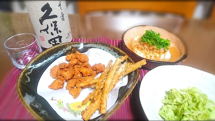 Snapdishの料理写真:鶏軟骨🐔唐揚げ
Chiecoちゃんのパクった
ごぼうの唐揚げ✴️
温豆腐✨
ザワークラウト🌱|びせんさん