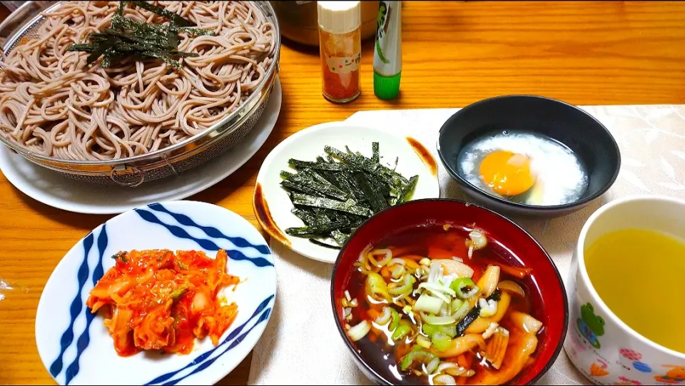 12/17の夕食
ざるそば、きのこと豚肉のつけ汁
キムチ、温泉卵|卯月さん